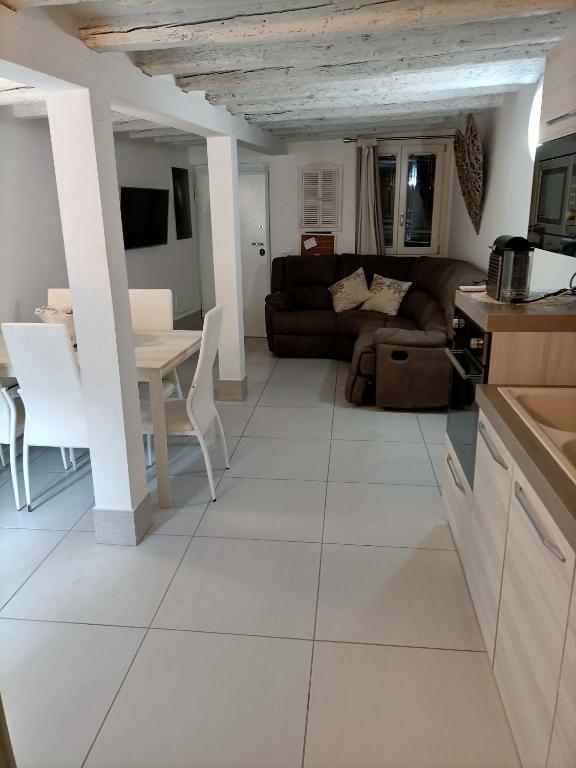 salon z dużą białą podłogą wyłożoną kafelkami w obiekcie Blusuite appartamento w Wenecji