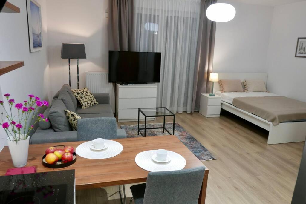 Posteľ alebo postele v izbe v ubytovaní Branickiego 23 Apartment with AC-close to Medicover and Paley
