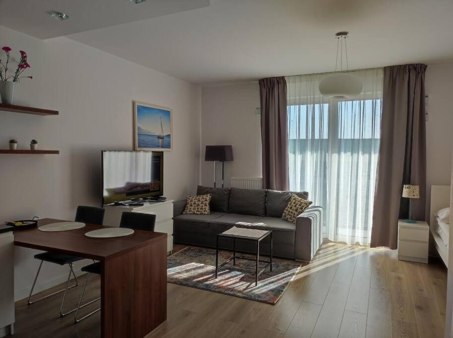 Televízia a/alebo spoločenská miestnosť v ubytovaní Branickiego 23 Apartment with AC-close to Medicover and Paley
