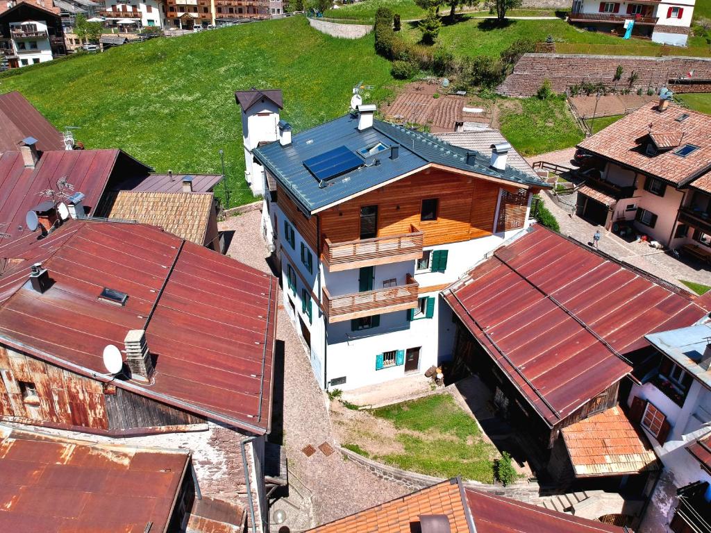 einen Blick über ein Gebäude in einem Dorf in der Unterkunft Casa Ciajeole in Moena