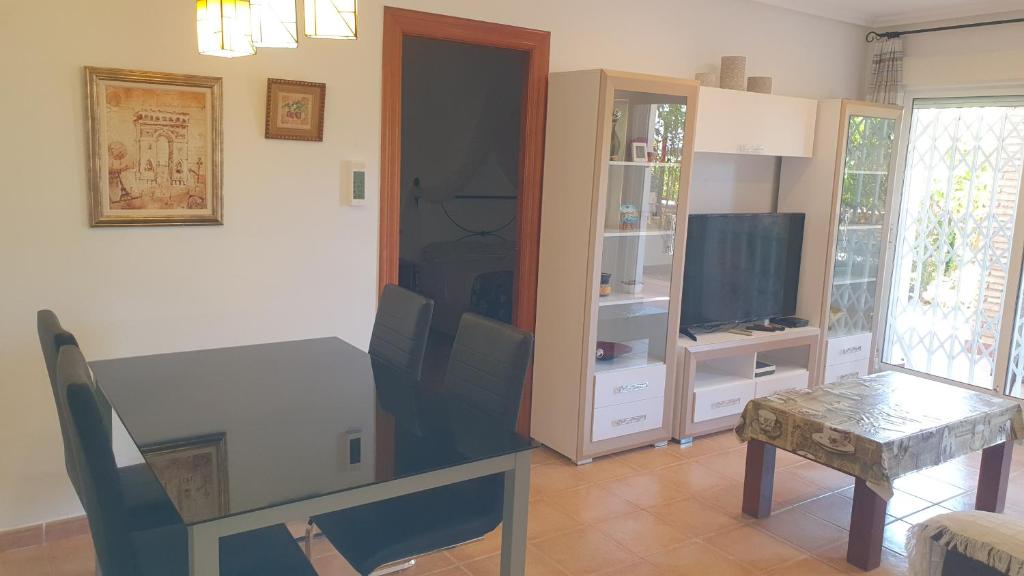 uma sala de estar com uma secretária e uma mesa em Vera Rental Thalassa IV em Vera