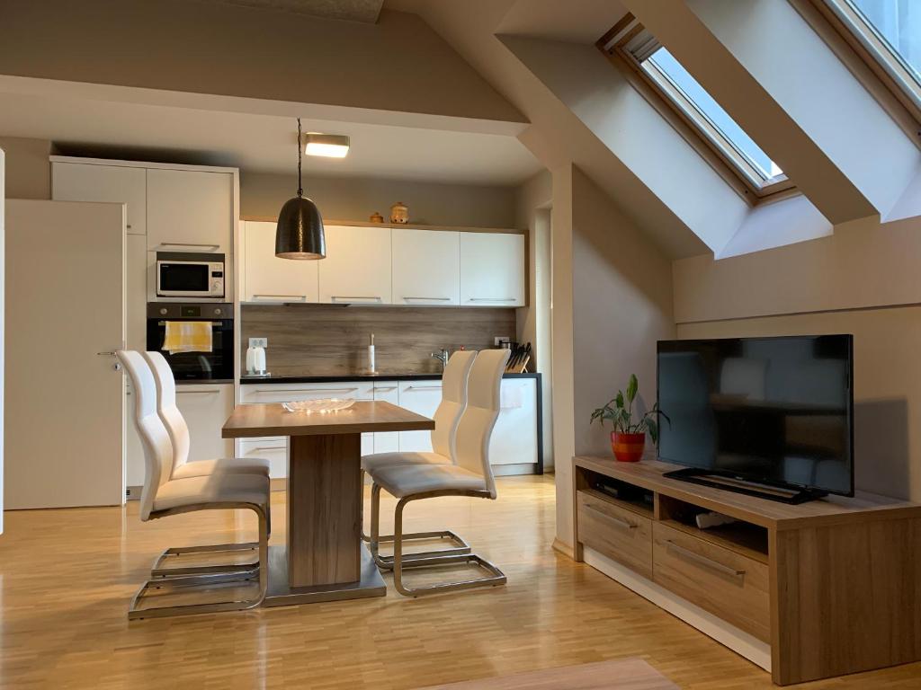 Virtuvė arba virtuvėlė apgyvendinimo įstaigoje Vila Apartment Bled Lake