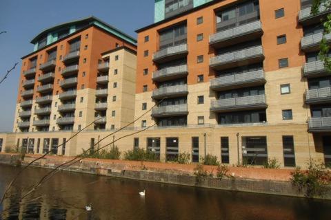 dois edifícios de apartamentos altos ao lado de um corpo de água em Leicester River Building Ensuite King size Luxury Bed em Leicester