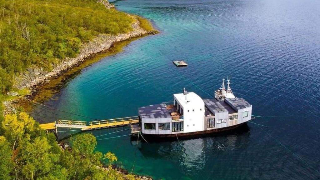 Volda Floating Home في Kvaløya: مرسى القارب في مرسى في الماء