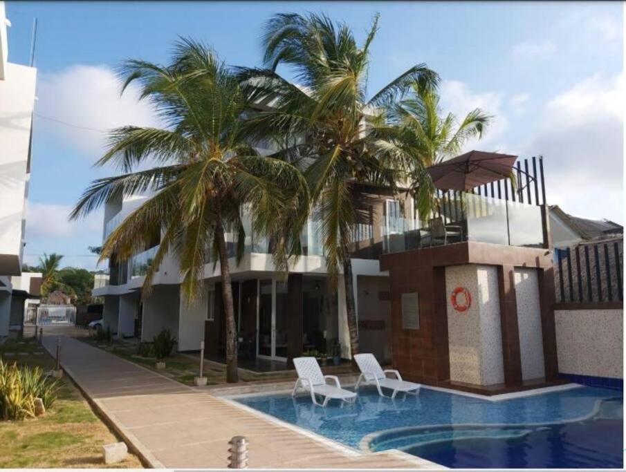 Bazén v ubytování Casa de Playa frente al mar. nebo v jeho okolí