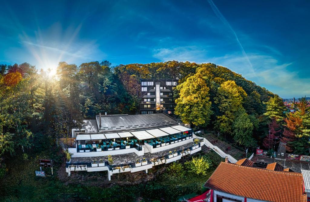 eine Luftansicht eines Gebäudes im Wald in der Unterkunft Hotel Ub Aqua Park in Ub