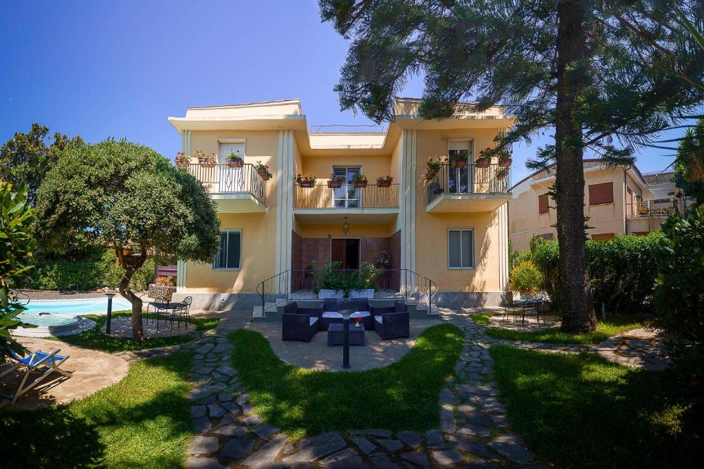 a villa with a swimming pool and a resort at Il Giardino degli Allori in Campo Calabro