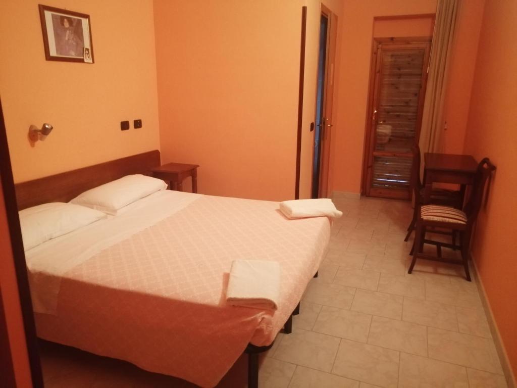 1 dormitorio con 1 cama, mesa y sillas en Albergo Ristorante Giuliana en Guarcino