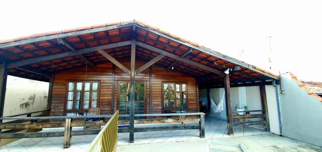 ein Gebäude mit einem Holzdach und einer Veranda in der Unterkunft Família Capetti in Bauru