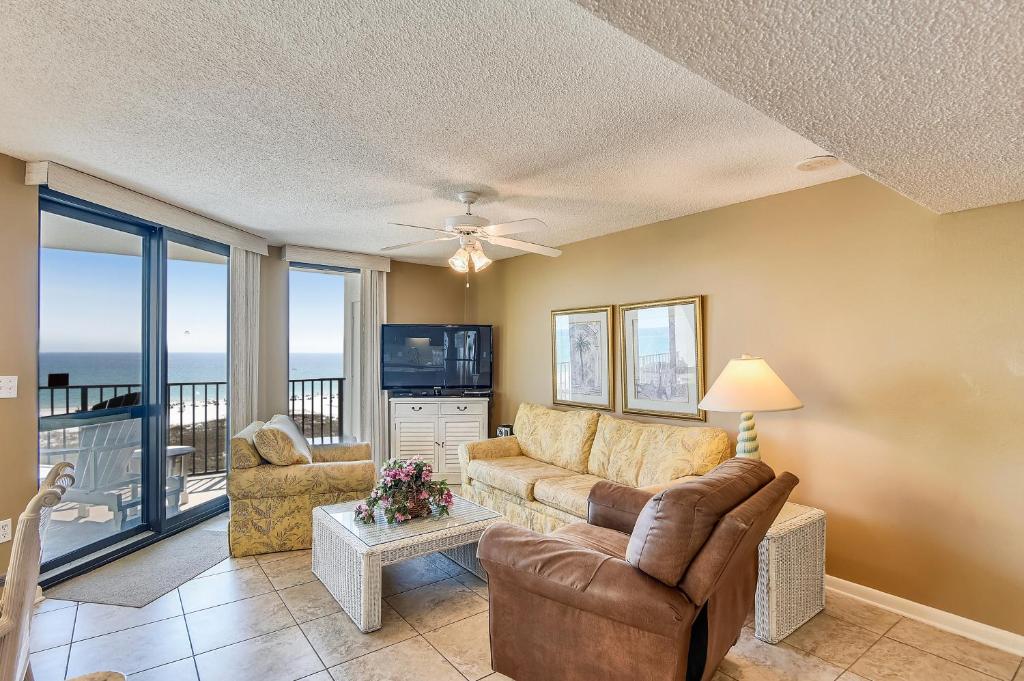 Una sala de estar con un sofá y un televisor en Phoenix 6 Unit 615, en Orange Beach