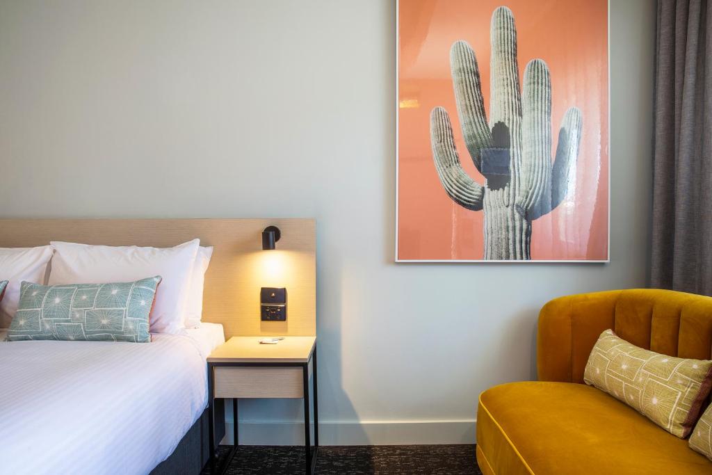 una camera d'albergo con letto e divano di Nightcap at Sandbelt Hotel a Moorabbin