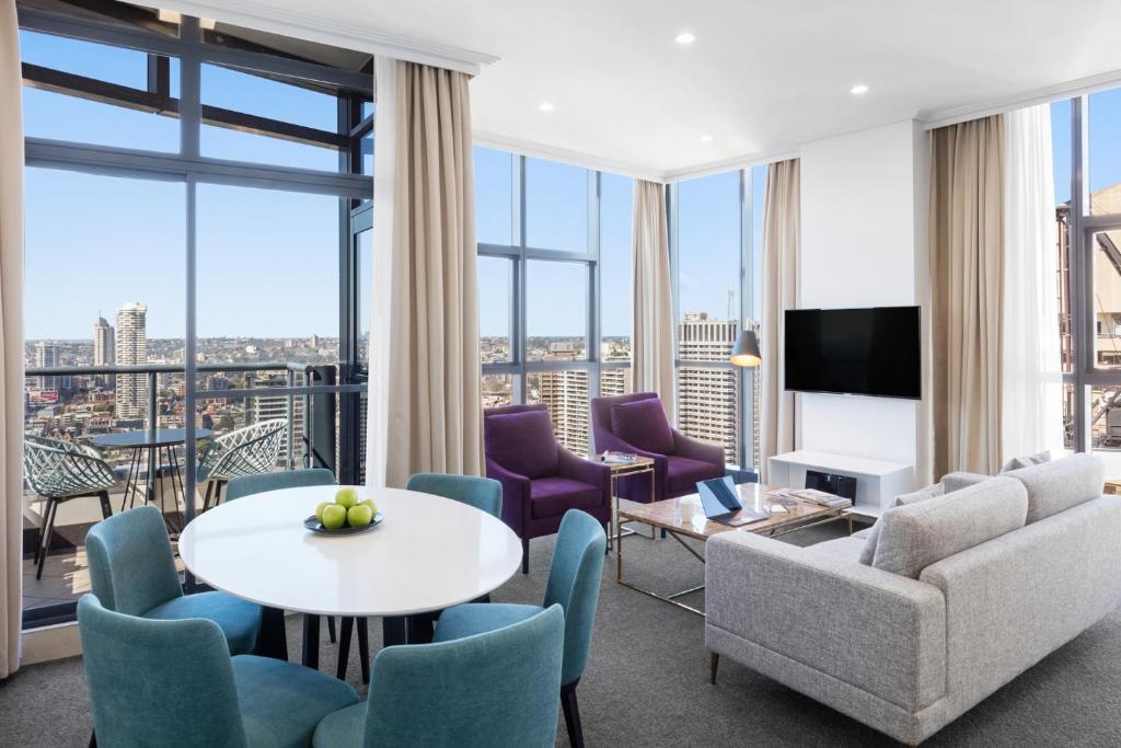 En TV eller et underholdningssystem på Meriton Suites Pitt Street, Sydney