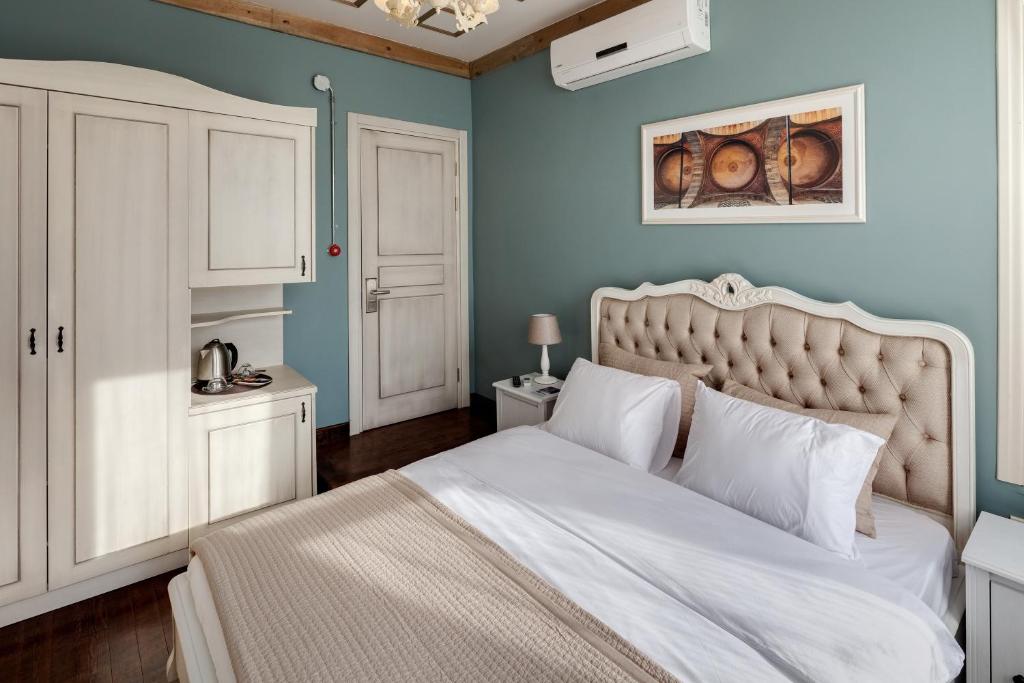 Loka Suites - Deluxe Double Room