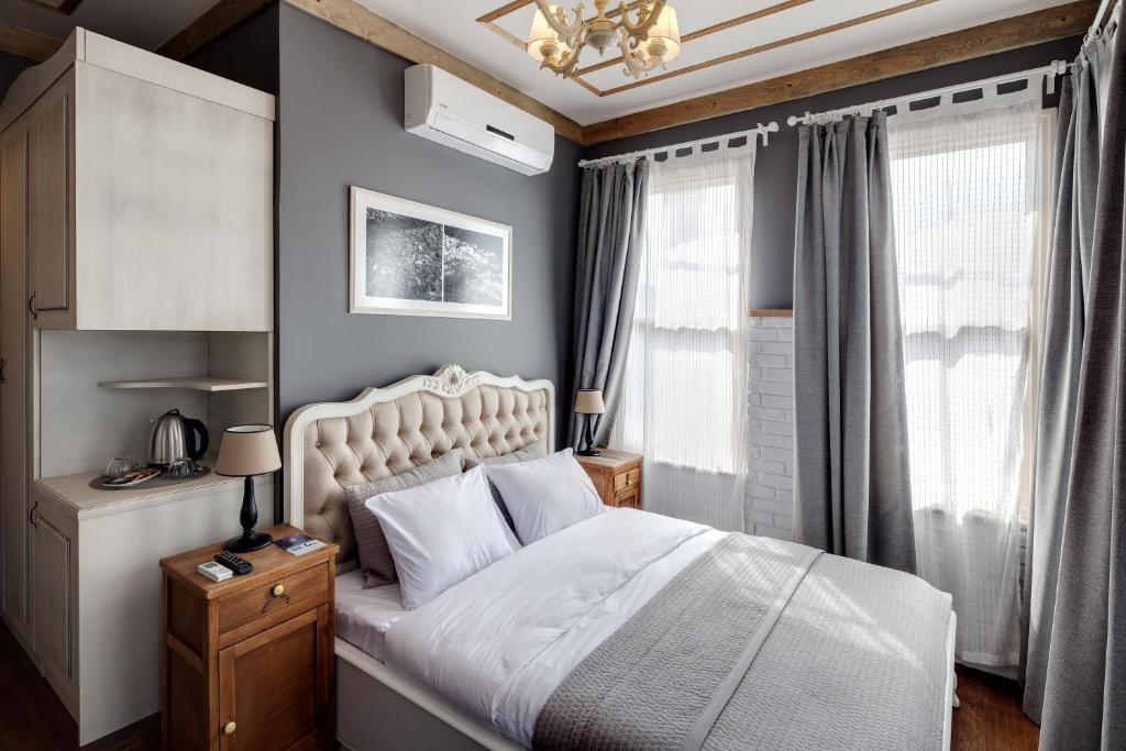 - une chambre avec un lit blanc et une fenêtre dans l'établissement Loka Suites, à Istanbul