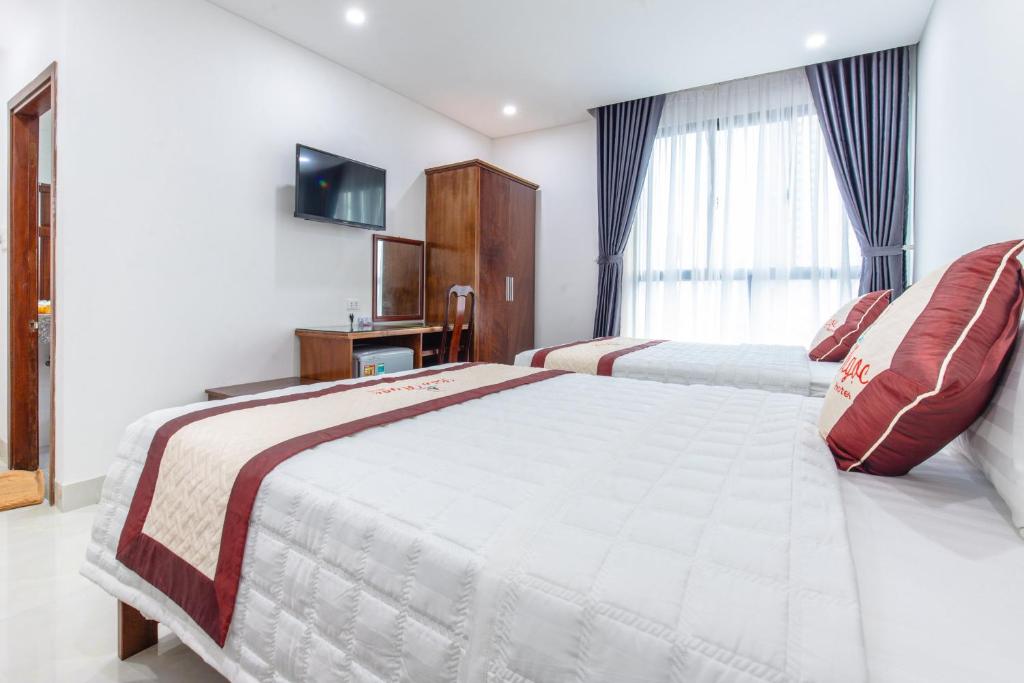 Postel nebo postele na pokoji v ubytování Bao Ngoc Hotel & Apt