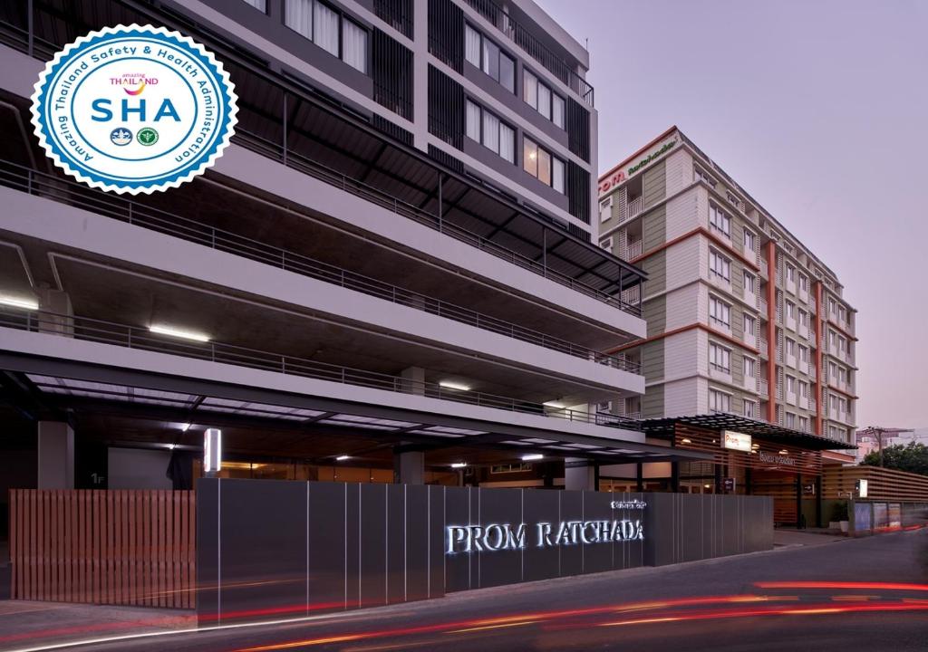 Prom Ratchada Hotel - SHA Plus في بانكوك: مبنى عليه لافته