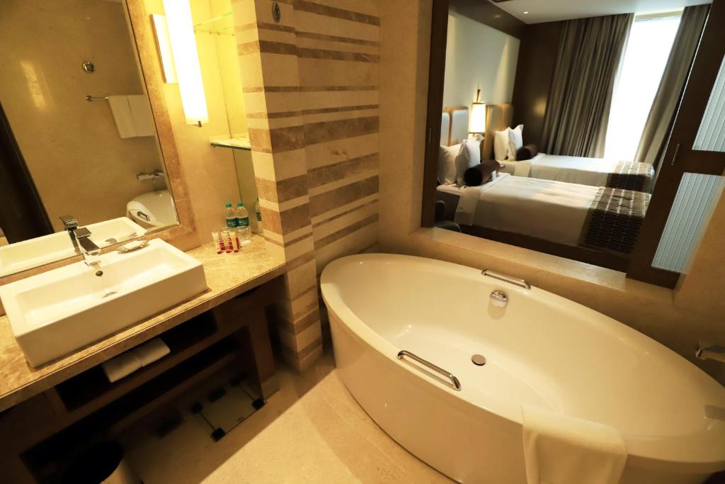 Un baño de Crowne Plaza New Delhi Okhla by IHG