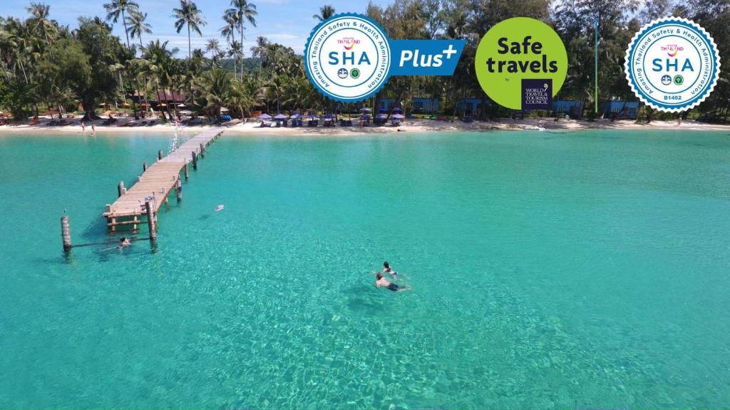 una persona nadando en el agua cerca de una playa en Seafar Resort en Ko Kood