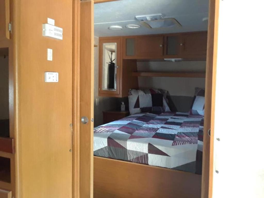 a bedroom with a bed in a room at Confort y Relajacion in Vega Alta
