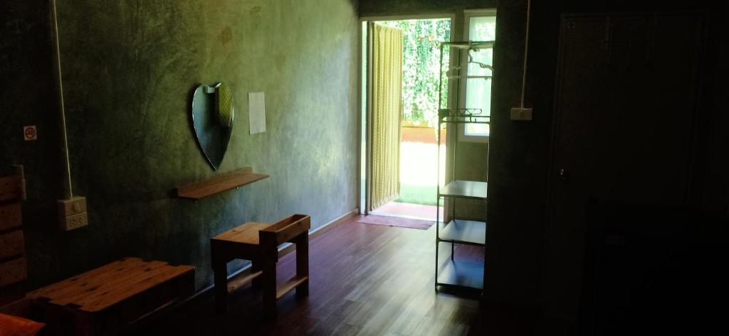 TV a/nebo společenská místnost v ubytování Koh Mak Homestay