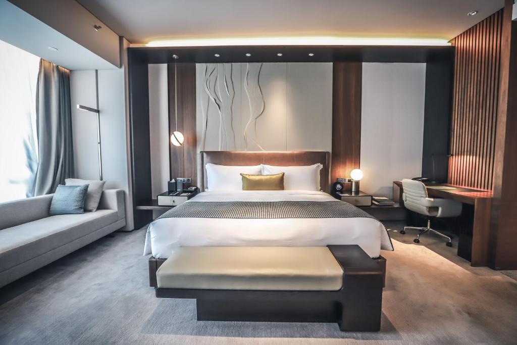 Postel nebo postele na pokoji v ubytování InterContinental Zhuhai by IHG