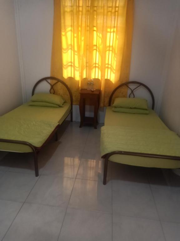 Postel nebo postele na pokoji v ubytování Homestay Roomstay Muar Srizahrani