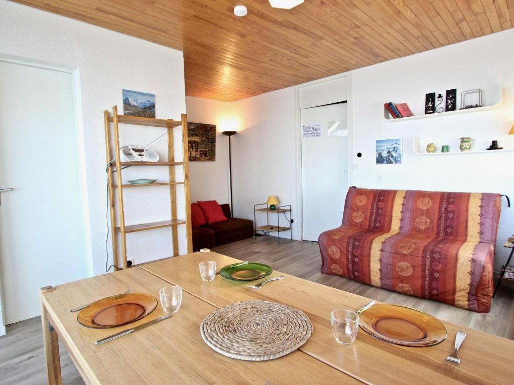 シャンルッスにあるAppartement Chamrousse, 2 pièces, 4 personnes - FR-1-340-3のダイニングルーム(テーブル、ベッド付)