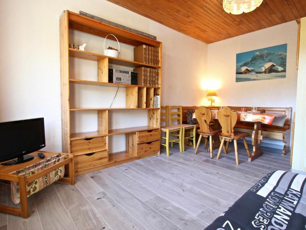 une salle à manger avec une table dans l'établissement Appartement Chamrousse, 2 pièces, 4 personnes - FR-1-340-14, à Chamrousse