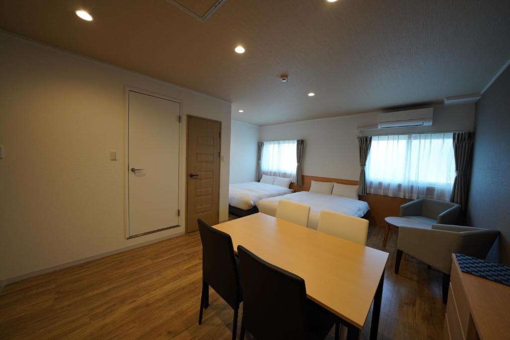 Postel nebo postele na pokoji v ubytování HOTEL R9 The Yard Ashikagafukutomi