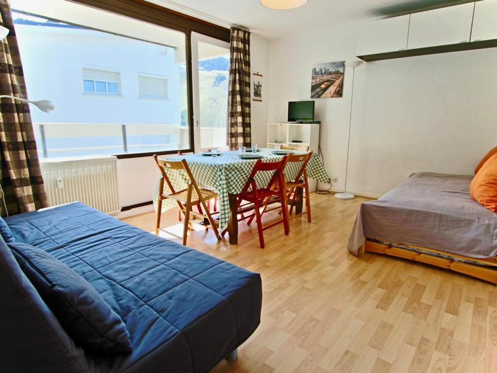 1 dormitorio con 1 cama, mesa y sillas en Studio Chamrousse, 1 pièce, 3 personnes - FR-1-340-31, en Chamrousse