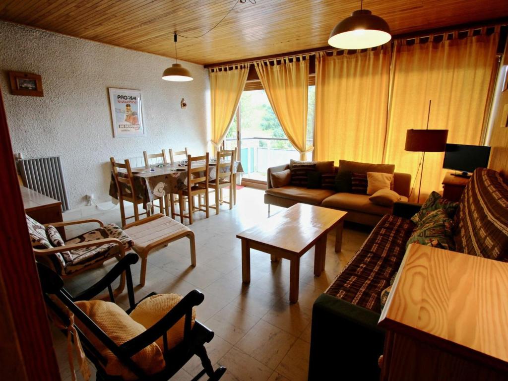 Appartement Chamrousse, 3 pièces, 6 personnes - FR-1-340-133にあるシーティングエリア