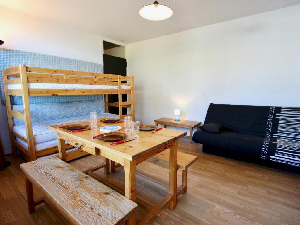 Lliteres en una habitació de Studio Chamrousse, 1 pièce, 3 personnes - FR-1-340-167