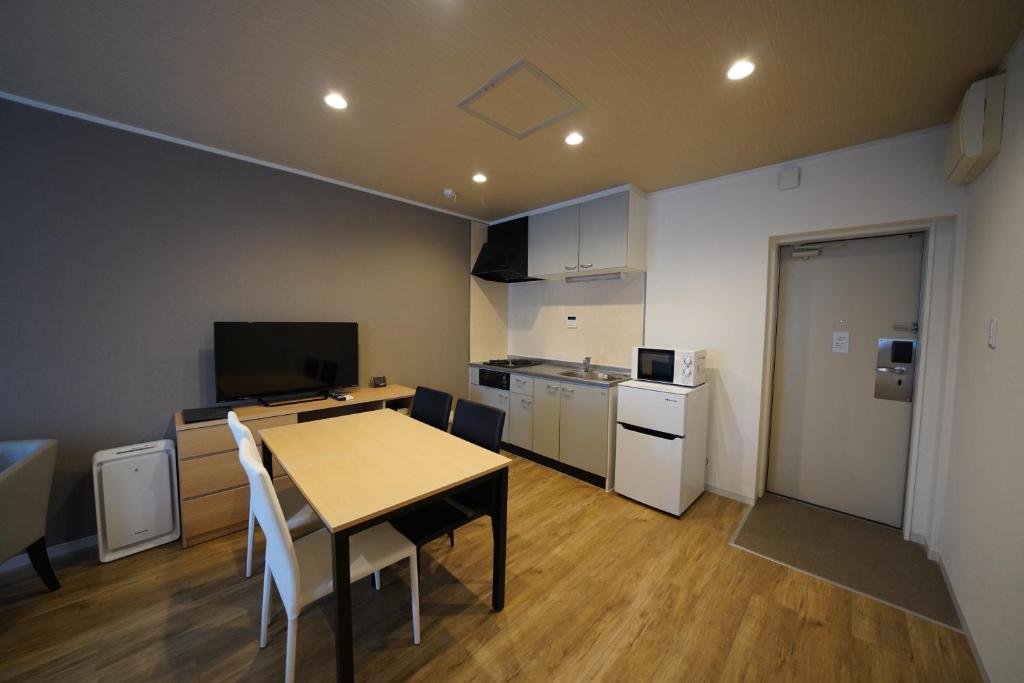 Kuchyň nebo kuchyňský kout v ubytování HOTEL R9 The Yard Ashikagafukutomi