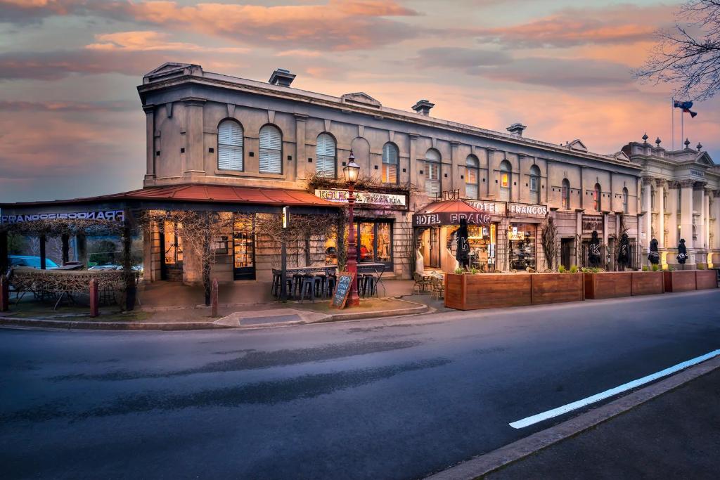 un edificio sul lato di una strada di Hotel Frangos a Daylesford