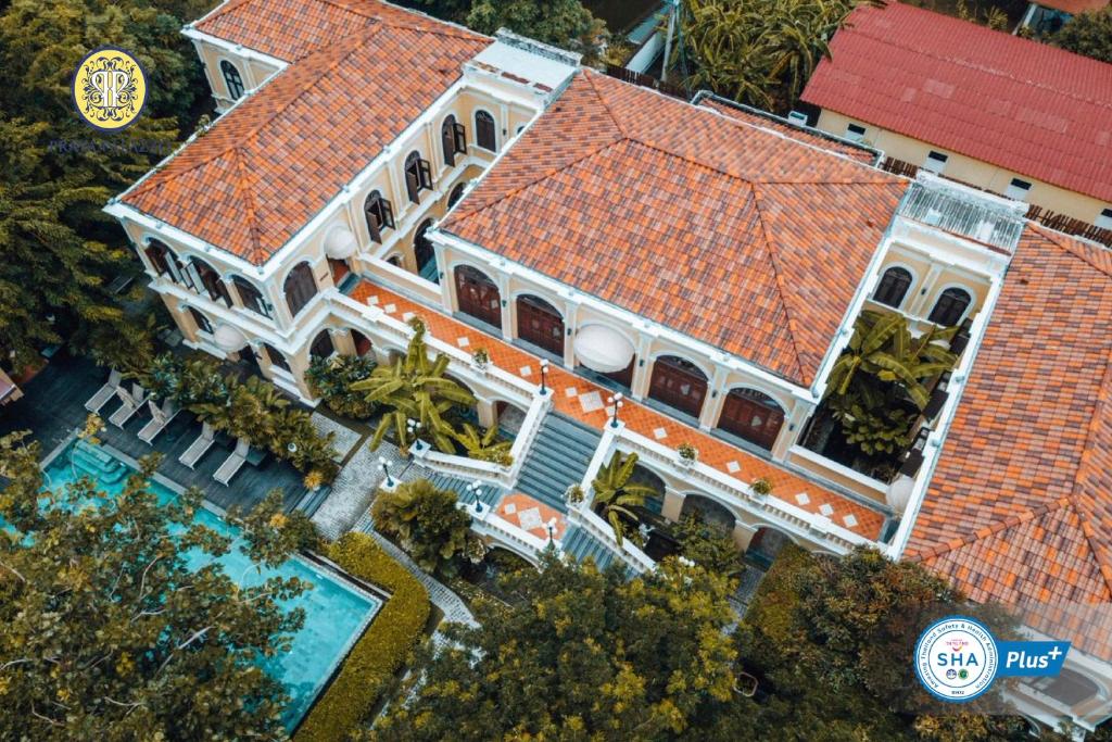 einen Blick über ein großes Haus mit orangefarbenem Dach in der Unterkunft Praya Palazzo - SHA Plus in Bangkok