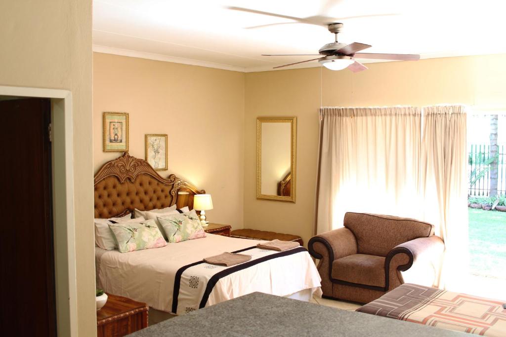 Llit o llits en una habitació de De la Rose Guesthouse