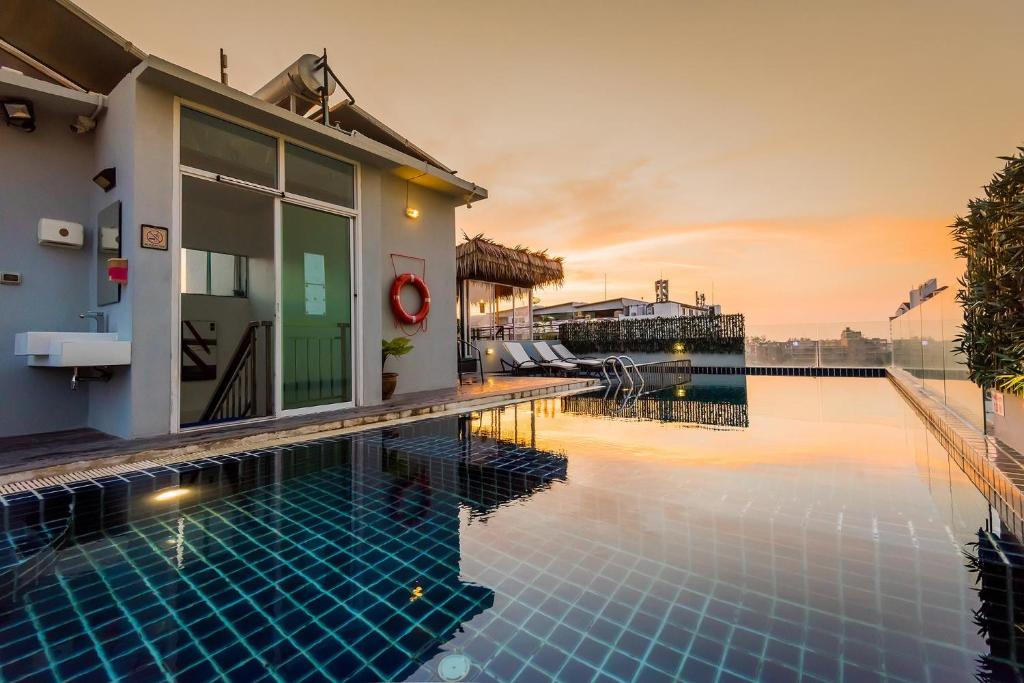 Bazén v ubytování Hallo Patong Hotel nebo v jeho okolí