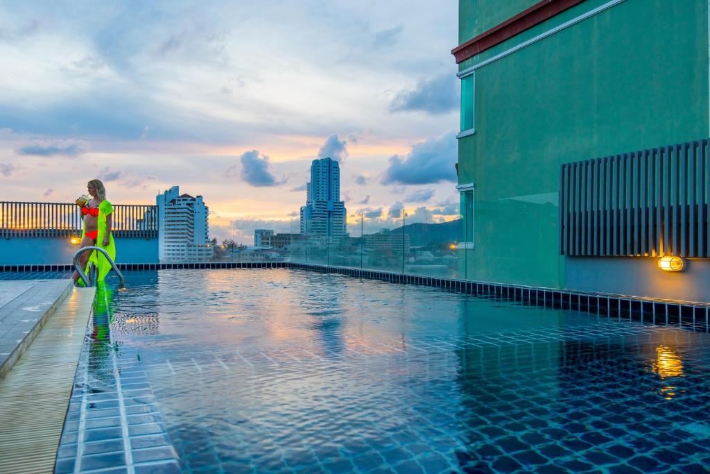 Bazén v ubytování Hallo Patong Hotel nebo v jeho okolí