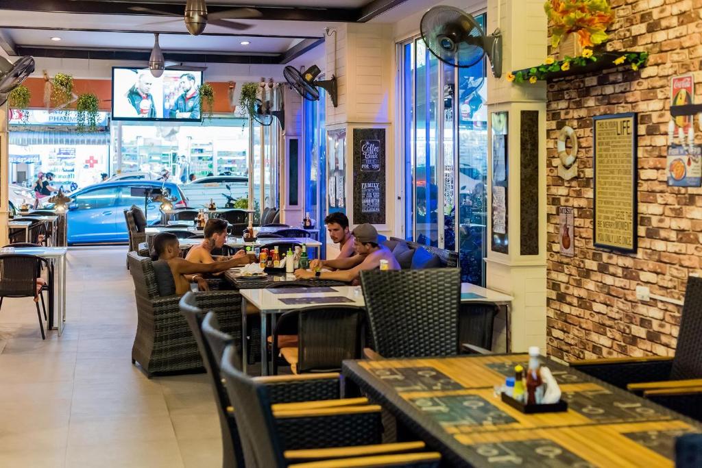 Restaurace v ubytování Hallo Patong Hotel