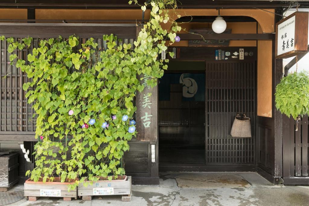 ściana roślinna przed budynkiem w obiekcie Sumiyoshi Ryokan w mieście Takayama