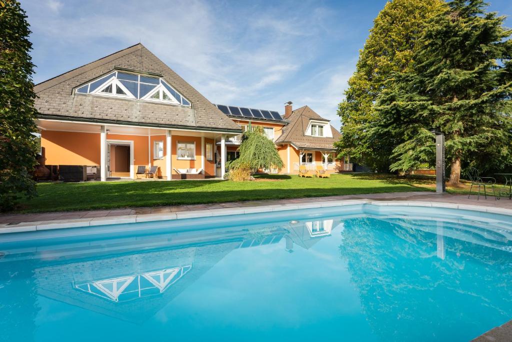 una casa con piscina di fronte a una casa di Villa Lieboch a Lieboch