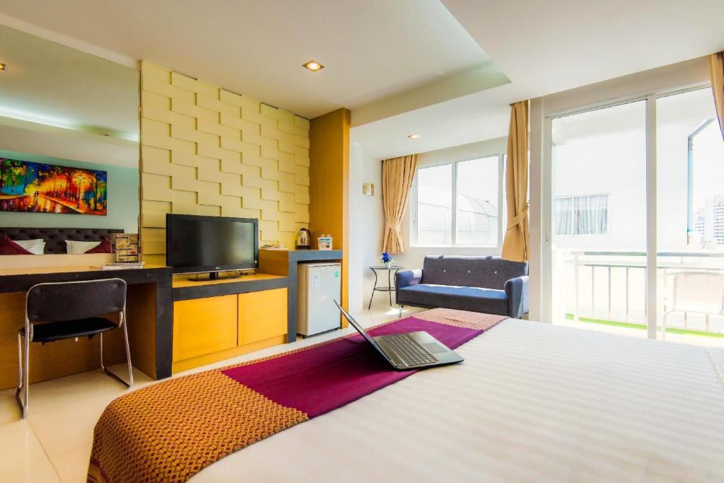 Postel nebo postele na pokoji v ubytování Hallo Patong Hotel