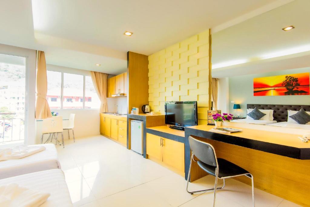 Kuchyň nebo kuchyňský kout v ubytování Hallo Patong Hotel