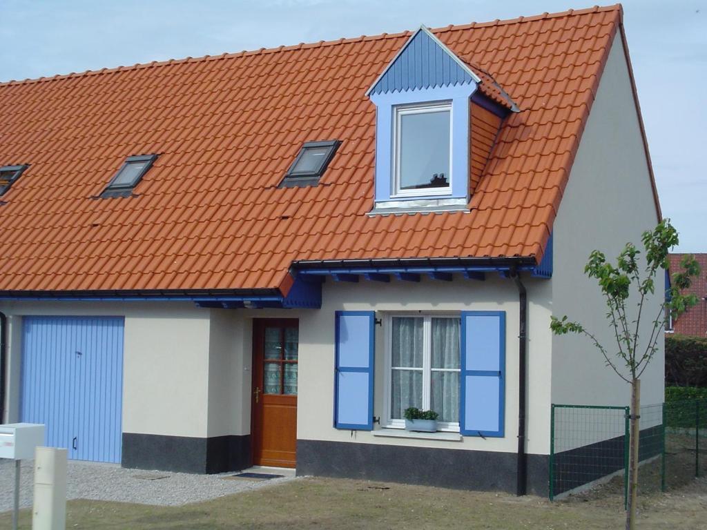 une maison avec un toit orange dans l'établissement L'Ecume de Mer, à Wissant