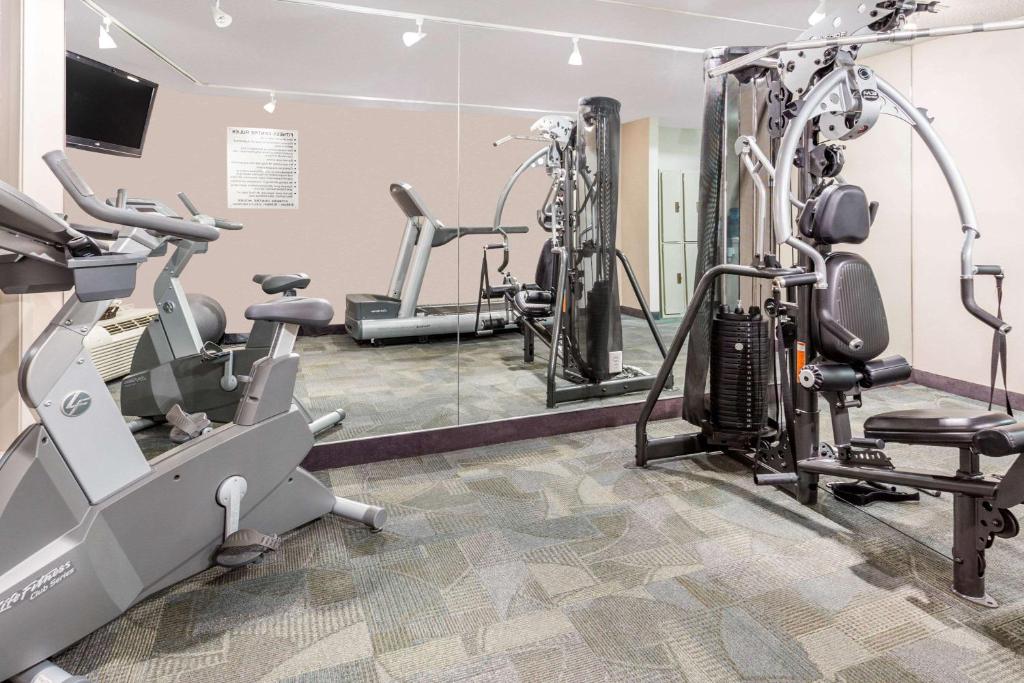 Fitness centrum a/nebo fitness zařízení v ubytování Ramada by Wyndham Kamloops
