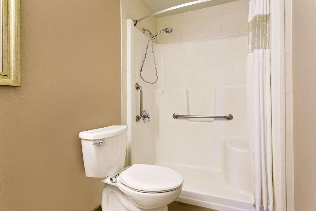 Ramada by Wyndham Kamloops - Resim 30