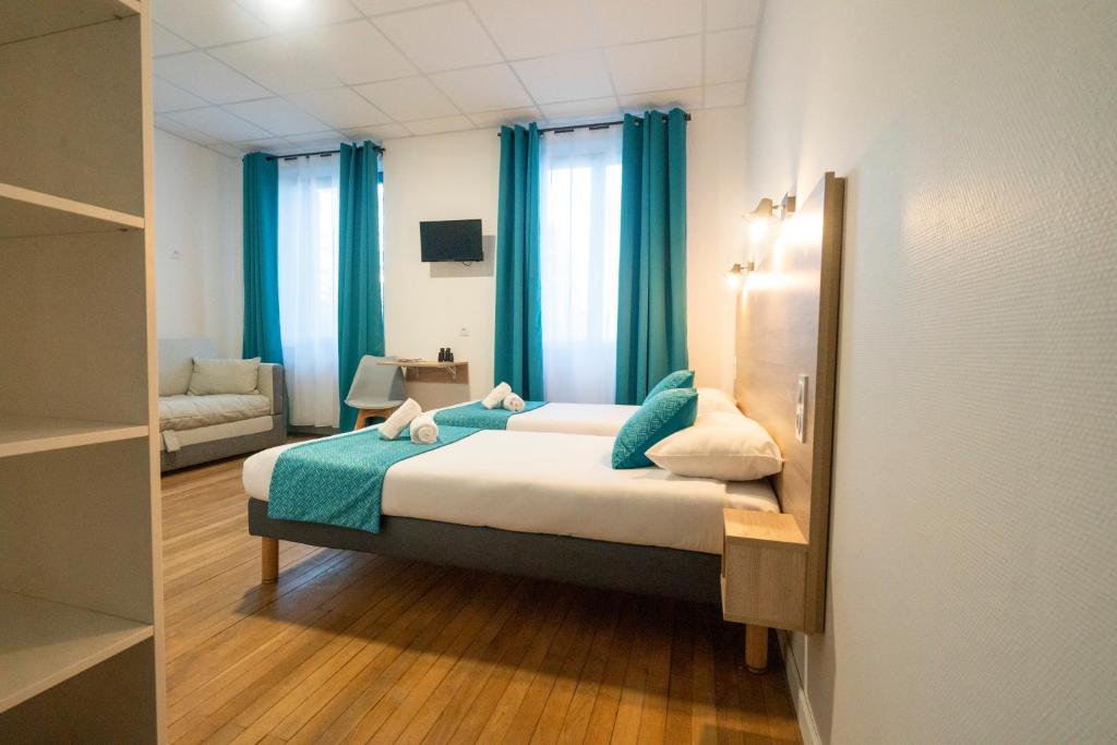 - une chambre avec un lit doté de rideaux bleus dans l'établissement ULVF La petite pierre, à La Petite-Pierre