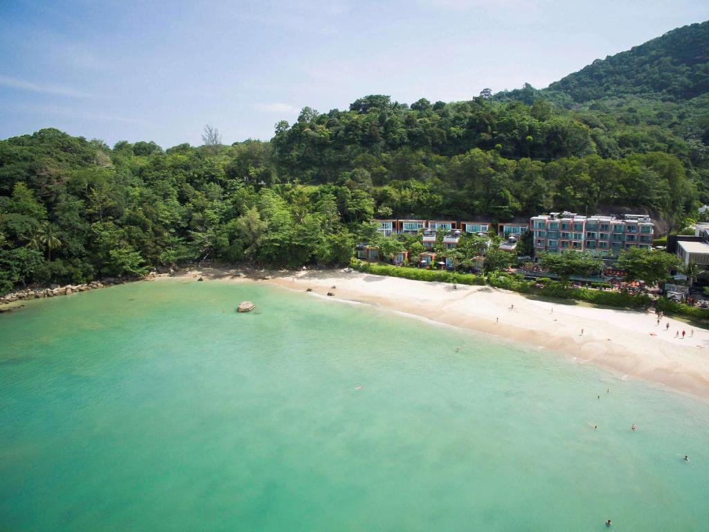 una vista aérea de una playa con gente en el agua en Novotel Phuket Kamala Beach en Kamala Beach