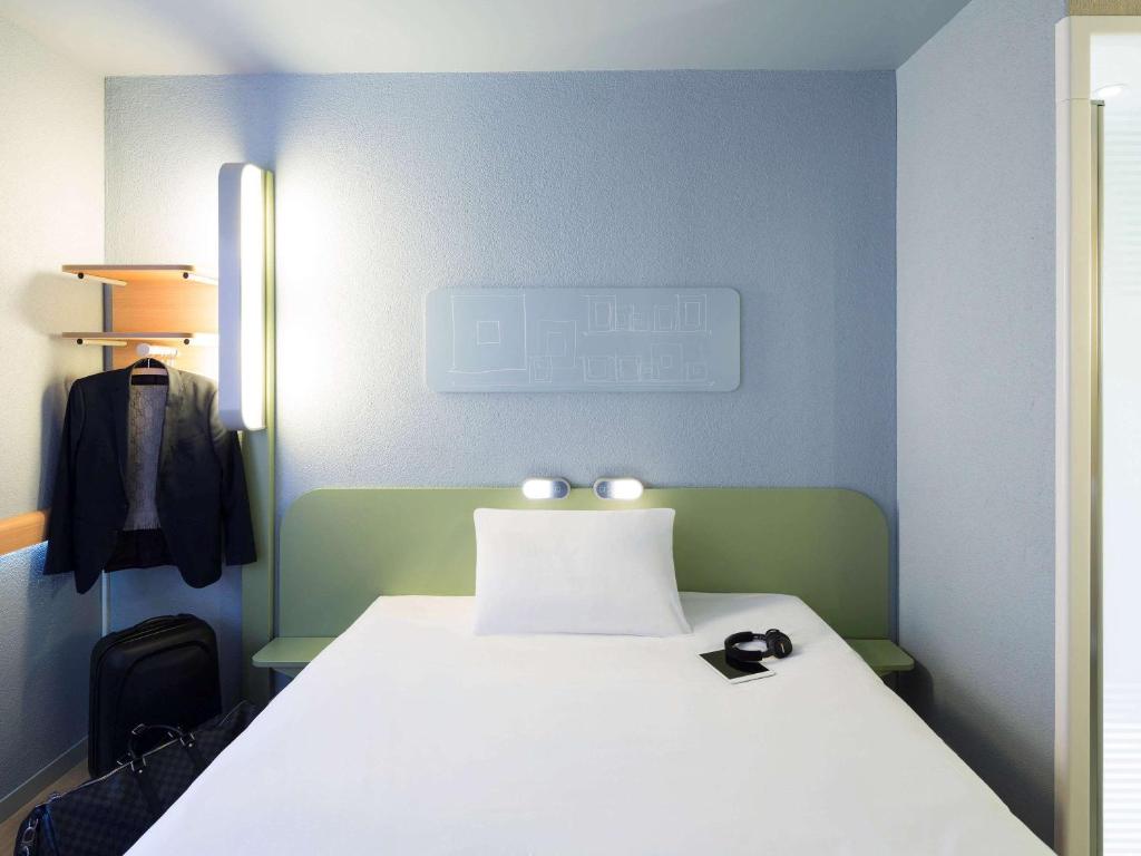 Postel nebo postele na pokoji v ubytování ibis budget Zurich Airport