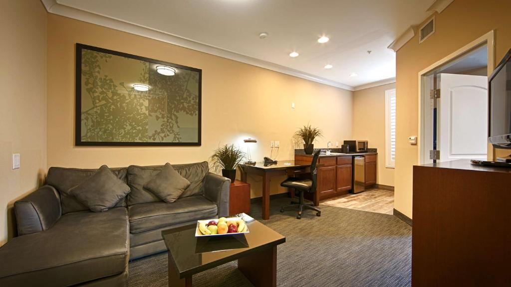 A room at the Best Western PLUS Avita Suites in Torrance, CA.